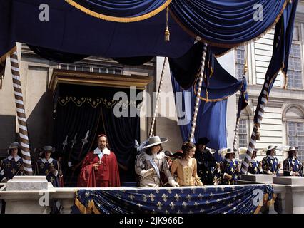 Tim Curry & Gabrielle Anwar film les trois mousquetaires (USA/AUS/UK 1993) personnages : Cardinal Richelieu & Reine Anne réalisateur : Stephen Herek 12 novembre 1993 **AVERTISSEMENT** cette photographie est à usage éditorial exclusif et est la propriété de DISNEY et/ou du photographe assigné par la société de production et ne peut être reproduite que par des publications en liaison avec la promotion du film ci-dessus. Un crédit DISNEY obligatoire est requis. Le photographe doit également être crédité lorsqu'il est connu. Aucune utilisation commerciale ne peut être accordée sans autorisation écrite de The film Company. Banque D'Images