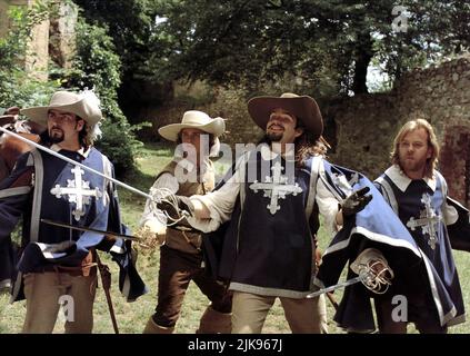 Charlie Sheen, Chris O'Donnell, Oliver Platt & Kiefer Sutherland film : les trois mousquetaires (USA/AUS/UK 1993) personnages : Aramis,d'Artagnan,Porthos & Athos Directeur : Stephen Herek 12 novembre 1993 **AVERTISSEMENT** cette photographie est à usage éditorial exclusif et est le droit d'auteur de DISNEY et/ou le photographe assigné par la Société de film ou de production et ne peut être reproduite que par des publications en conjonction avec la promotion du film ci-dessus. Un crédit obligatoire pour DISNEY est requis. Le photographe doit également être crédité lorsqu'il est connu. Aucune utilisation commerciale ne peut être accordée sans autorisation écrite Banque D'Images