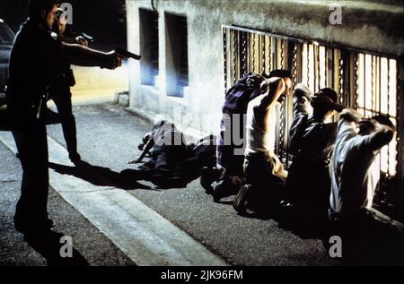 Hommes à police Gunpipt film: Menace II Society (1993) Directeur: Albert Hughes 26 mai 1993 **AVERTISSEMENT** cette photographie est destinée à un usage éditorial exclusif et est le droit d'auteur de LA NOUVELLE LIGNE et/ou du photographe assigné par la Société de film ou de production et ne peut être reproduite que par des publications en conjonction avec la promotion du film ci-dessus. Un crédit obligatoire pour LA NOUVELLE LIGNE est requis. Le photographe doit également être crédité lorsqu'il est connu. Aucune utilisation commerciale ne peut être accordée sans l'autorisation écrite de la Société du film. Banque D'Images