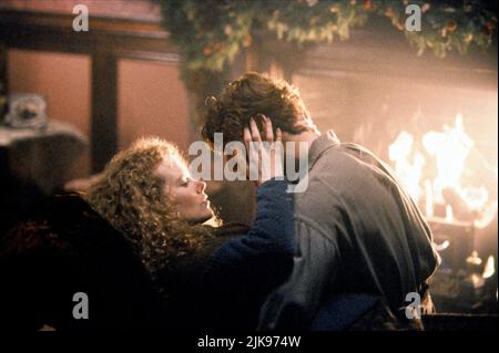 Nicole Kidman & Tom Cruise film: Far and Away (USA 1992) personnages: Shannon Christie, Joseph Donnelly Directeur: Ron Howard 18 mai 1992 **AVERTISSEMENT** cette photographie est destinée à un usage éditorial exclusif et est le droit d'auteur d'UNIVERSAL et/ou du photographe attribué par la Société de film ou de production et ne peut être reproduite que par des publications en conjonction avec la promotion du film ci-dessus. Un crédit obligatoire pour UNIVERSEL est requis. Le photographe doit également être crédité lorsqu'il est connu. Aucune utilisation commerciale ne peut être accordée sans l'autorisation écrite de la Société du film. Banque D'Images