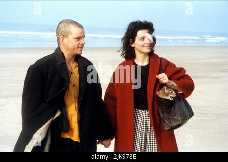 Denis Lavant & Juliette Binoche film : les amants du Pont-neuf; les amants du Pont (les amants du Pont-neuf) personnages : Alex, Michele Statens FR 1991, Directeur : Leos Carax 16 octobre 1991 **AVERTISSEMENT** cette photographie est à usage éditorial exclusif et est le copyright de GAUMONT et/ou le photographe assigné par la Société du film ou de la production et ne peut être reproduite que par des publications dans le cadre de la promotion du film ci-dessus. Un crédit obligatoire pour GAUMONT est requis. Le photographe doit également être crédité lorsqu'il est connu. Aucune utilisation commerciale ne peut être accordée sans autorisation écrite Banque D'Images