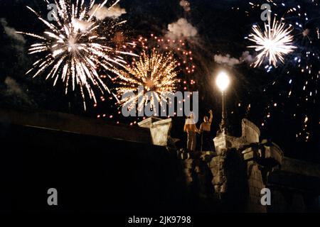 Juliette Binoche & Denis Lavant film: Les amants du Pont-neuf; les amants du Pont (les amants du Pont-neuf) personnages: Michele Stalens, Alex FR 1991, Directeur: Leos Carax 16 octobre 1991 **AVERTISSEMENT** cette photographie est à usage éditorial exclusif et est le copyright de GAUMONT et/ou le photographe assigné par la Société du film ou de la production et ne peut être reproduite que par des publications dans le cadre de la promotion du film ci-dessus. Un crédit obligatoire pour GAUMONT est requis. Le photographe doit également être crédité lorsqu'il est connu. Aucune utilisation commerciale ne peut être accordée sans autorisation écrite Banque D'Images