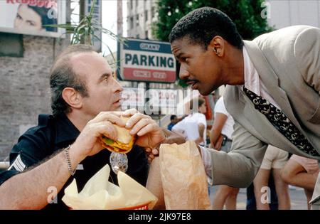 Bob Hoskins & Denzel Washington film Heart condition (1990) personnages : Jack Moony, Napoleon Stone réalisateur : James D. Parriott 02 février 1990 **AVERTISSEMENT** cette photographie est à usage éditorial seulement et est la propriété de NEW LINE et/ou du photographe assigné par le film ou la société de production et ne peut être reproduite que par des publications en liaison avec la promotion du film ci-dessus. Un crédit obligatoire pour LA NOUVELLE LIGNE est requis. Le photographe doit également être crédité lorsqu'il est connu. Aucune utilisation commerciale ne peut être accordée sans autorisation écrite de The film Company. Banque D'Images