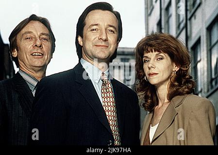 Tom Georgeson, Neil Pearson, Siobhan Redmond Television: Between the Lines (1992) personnages: Det. Insp. Harry Naylor (35 épisodes, 1992-1994), DET. Sup. Tony Clark, Dét. Sgt. Maureen Connell (35 épisodes, 1992-1994) 12 mai 1992 **AVERTISSEMENT** cette photographie est destinée à un usage éditorial uniquement et est le copyright de la BBC et/ou du photographe assigné par la Société du film ou de la production et ne peut être reproduite que par des publications dans le cadre de la promotion du film ci-dessus. Un crédit obligatoire pour BBC est requis. Le photographe doit également être crédité lorsqu'il est connu. Aucune utilisation commerciale ne peut être accordée Banque D'Images