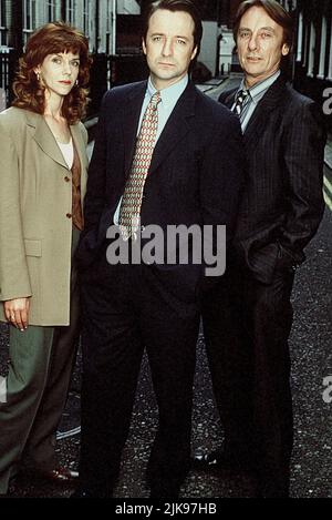 Siobhan Redmond, Neil Pearson, Tom Georgeson Television: Between the Lines (1991) characters: Det. Sgt. Maureen Connell (35 épisodes, 1992-1994), DET. Sup. Tony Clark, Dét. Insp. Harry Naylor (35 épisodes, 1992-1994) 12 mai 1992 **AVERTISSEMENT** cette photographie est destinée à un usage éditorial exclusif et est le copyright de la BBC et/ou du photographe assigné par la Société du film ou de la production et ne peut être reproduite que par des publications dans le cadre de la promotion du film ci-dessus. Un crédit obligatoire pour BBC est requis. Le photographe doit également être crédité lorsqu'il est connu. Aucune utilisation commerciale ne peut être accordée Banque D'Images