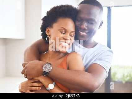 La meilleure chose à retenir dans la vie est l'un l'autre. Un jeune couple qui embrasse dans la cuisine à la maison. Banque D'Images