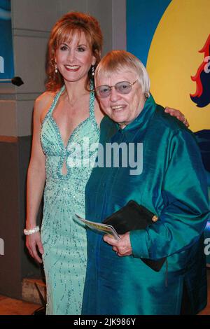 **PHOTO DE FICHIER** Pat Carroll est décédé à 95. Jodi Benson, la voix d'Ariel et Pat Carroll, la voix d'Ursula dans le film d'animation Disney 1989 assister à la soirée d'ouverture de la production de Broadway de 'la petite Sirène' au Lunt-Fontanne Theatre à New York sur 10 janvier 2008. Crédit photo : Henry McGee/MediaPunch Banque D'Images