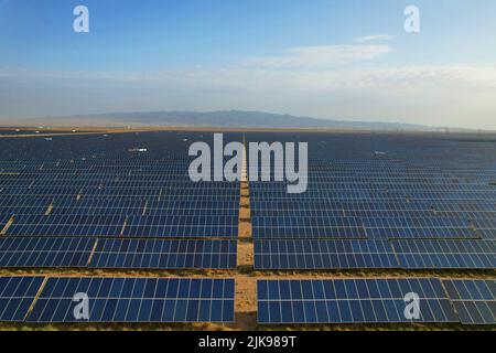 ZHANGYE, CHINE - 31 JUILLET 2022 - photo aérienne prise sur 31 juillet 2022 montre l'énergie propre des centrales solaires photovoltaïques sur le Gobi I sans bornes Banque D'Images