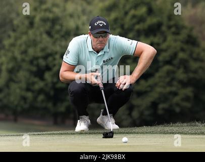 Bedminster, États-Unis. 31st juillet 2022. Henrik Stenson s'aligne sur son putt sur le 9th trous au LIV Golf Bedminster sur invitation, qui fait partie de la nouvelle série de golf sur invitation du LIV, au Trump National Golf Club le dimanche 31 2022 juillet à Bedminster, New Jersey. Photo par Peter Foley/UPI crédit: UPI/Alay Live News Banque D'Images