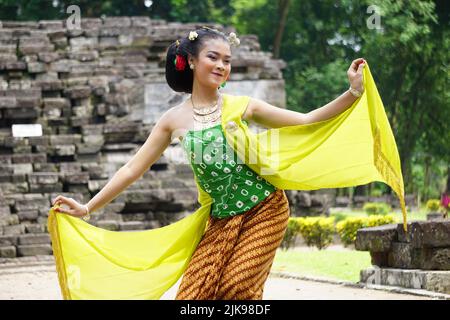 Danseurs traditionnels indonésiens avec des vêtements traditionnels qui sont appelés kemben Banque D'Images