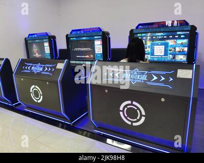 YICHANG, CHINE - 31 JUILLET 2022 - les citoyens jouent à Yichang, province de Hubei, Chine, 31 juillet 2022. Banque D'Images