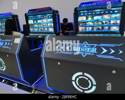 YICHANG, CHINE - 31 JUILLET 2022 - les citoyens jouent à Yichang, province de Hubei, Chine, 31 juillet 2022. Banque D'Images