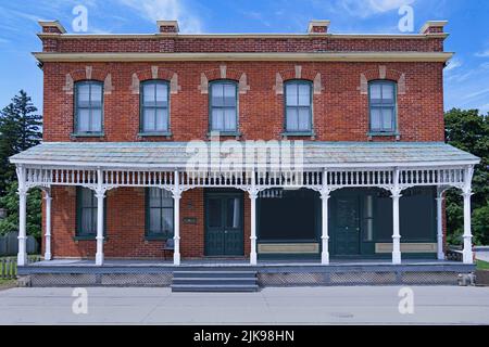 Ancien bâtiment en brique avec porche avant pleine largeur, à l'origine un magasin général rural de la 1890s Banque D'Images