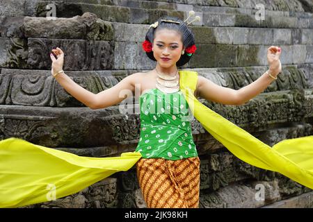 Danseurs traditionnels indonésiens avec des vêtements traditionnels qui sont appelés kemben Banque D'Images