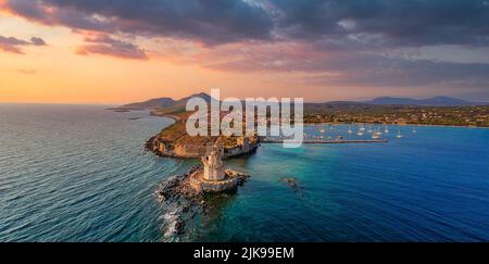 Vue aérienne sur le château de Methoni et la ville fortifiée. C'est l'un des plus importants et le plus grand château de la mer Méditerranée, un incontournable de pla Banque D'Images