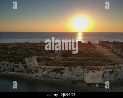 Vue aérienne sur le château de Methoni et la ville fortifiée. C'est l'un des plus importants et le plus grand château de la mer Méditerranée, un incontournable de pla Banque D'Images