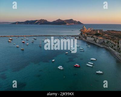 Vue aérienne sur le château de Methoni et la ville fortifiée. C'est l'un des plus importants et le plus grand château de la mer Méditerranée, un incontournable de pla Banque D'Images