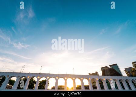 Le soleil brille à travers le site d'intérêt de Lapa Arches dans le centre-ville de Rio de Janeiro Banque D'Images