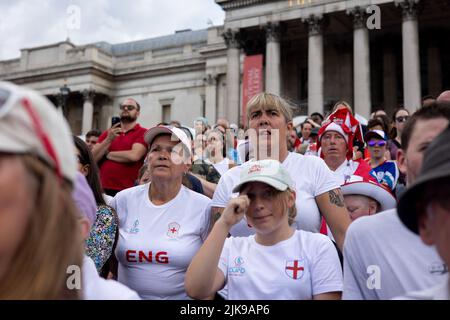 Londres, Royaume-Uni. 31st juillet 2022. Les fans de l'Angleterre attendent avec impatience que l'équipe d'Angleterre marque le match. Des centaines de milliers de fans de football se sont rassemblés dans la zone des fans de Trafalgar Square Euro 2022 pour les femmes pour assister à la série Livestream du match de football final entre l'Angleterre et l'Allemagne. L'équipe d'Angleterre a battu l'Allemagne 2-1 à un moment supplémentaire et termine la longue attente pour le premier grand trophée de tournoi de football. (Photo de Hesther ng/SOPA Images/Sipa USA) crédit: SIPA USA/Alay Live News Banque D'Images