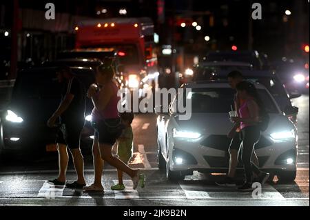 New York, États-Unis. 31st juillet 2022. Des piétons traversent Queens Boulevard dans le quartier de la ville de New York, Queens, NY, 31 juillet 2022. À partir de 1 août, les radars de la ville de New York fonctionneront 24 heures sur 24, 7 jours sur 7, avec une amende de $50 par infraction. (Photo par Anthony Behar/Sipa US) crédit : SIPA USA/Alay Live News Banque D'Images