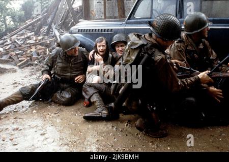 Tom Sizemore, Jeremy Davies, Barry Pepper et Tom Hanks film: Saving Private Ryan (USA 1998) personnages: Sgt. Mike Horvath, Cpl. Timothy P. Upham, Pvt. Daniel Jackson et le capitaine John H. Miller Directeur : Steven Spielberg 21 juillet 1998 **AVERTISSEMENT** cette photographie est à usage éditorial exclusif et est protégée par les droits d'auteur de DREAMWORKSPARAMUNT PICTURES et/ou du photographe assigné par la Société de film ou de production et ne peut être reproduite que par des publications en conjonction avec la promotion du film ci-dessus. Un crédit obligatoire pour les IMAGES DREAMWORKSPARAMMOUNT est requis. Le photographe doit également être cré Banque D'Images