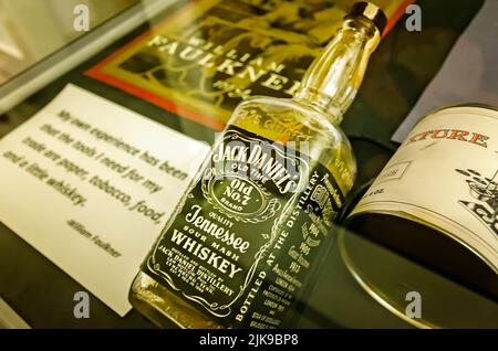 Une bouteille de l’ancien whisky no 7 de Jack Daniel et une boîte de tabac sont photographiés à Rowan Oak, 30 mai 2015, à Oxford, Mississippi. Banque D'Images