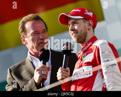 Arnold Schwarzenegger interview Sebastian Vettel Banque D'Images