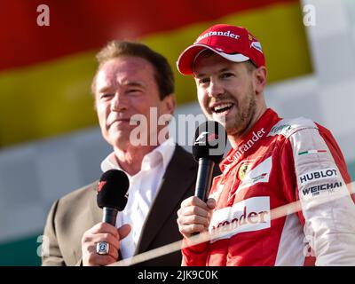 Arnold Schwarzenegger interview Sebastian Vettel Banque D'Images