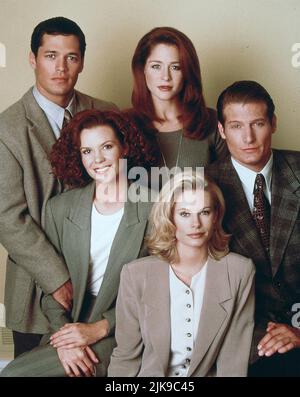 David Gail, Robyn Lively, Jamie Luner, Shannon Stuggs & Paul Satterfield Television: Savannah (1995) personnages: Dean Collins,Lane McKenzie&#160;/ ... (34 épisodes, 1996-1997), Peyton Richards Massick&#160;/ ... (35 épisodes, 1996-1997), Reese Burton (34 épisodes, 1996-1997) et Tom Maswick Directeur : Constance M. Burge 21 janvier 1996 **AVERTISSEMENT** cette photographie est destinée à un usage éditorial exclusif et est protégée par les droits d'auteur de WARNER BROS et/ou du photographe attribué par la Société du film ou de la production et ne peut être reproduite que par des publications dans le cadre de la promotion du film ci-dessus. Un mandateur Banque D'Images