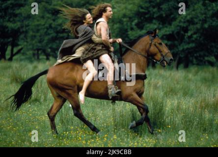 Catherine McCormack & Mel Gibson film: Braveheart (USA 1995) personnages: Murron MacClangough, William Wallace Directeur: Mel Gibson 18 mai 1995 **AVERTISSEMENT** cette photographie est destinée à un usage éditorial exclusif et est le droit d'auteur des PRODUCTIONS ICON et/ou du photographe assigné par la Société de film ou de production et ne peut être reproduite que par des publications en conjonction avec la promotion du film ci-dessus. Un crédit obligatoire pour LES PRODUCTIONS ICON est requis. Le photographe doit également être crédité lorsqu'il est connu. Aucune utilisation commerciale ne peut être accordée sans l'autorisation écrite de la Société du film. Banque D'Images