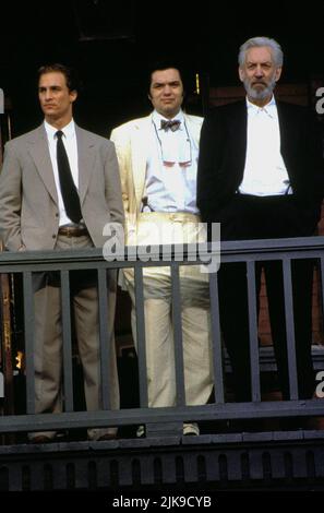 Matthew McConaughey, Oliver Platt & Donald Sutherland film A Time to Kill (USA 1996) réalisateur : Joel Schumacher 24 juillet 1996 **AVERTISSEMENT** cette photographie est réservée à un usage éditorial et est la propriété de WARNER BROS. Et/ou le photographe désigné par le film ou la société de production et ne peuvent être reproduits que par des publications en liaison avec la promotion du film ci-dessus. Un crédit obligatoire à WARNER BROS. est obligatoire. Le photographe doit également être crédité lorsqu'il est connu. Aucune utilisation commerciale ne peut être accordée sans autorisation écrite de The film Company. Banque D'Images