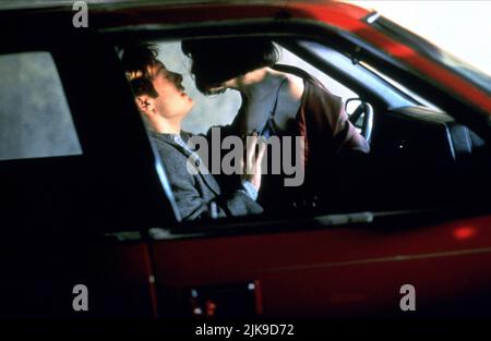 James Spader & Holly Hunter film: Crash (CAN/UK 1996) personnages: James Ballard, Helen Remington Directeur: David Cronenberg 17 mai 1996 **AVERTISSEMENT** cette photographie est à usage éditorial exclusif et est le droit d'auteur de COLUMBIA TRISTAR et/ou le photographe assigné par la Société de film ou de production et ne peut être reproduite que par des publications dans le cadre de la promotion du film ci-dessus. Un crédit obligatoire pour COLUMBIA TRISTAR est requis. Le photographe doit également être crédité lorsqu'il est connu. Aucune utilisation commerciale ne peut être accordée sans l'autorisation écrite de la Société du film. Banque D'Images