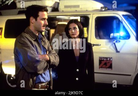 David Arquette & Courteney Cox film Scream 2 (USA 1997) personnages : Dwight 'Dewey' Riley, Gale Weathers réalisateur : Wes Craven 10 décembre 1997 **AVERTISSEMENT** cette photographie est à usage éditorial exclusif et est la propriété intellectuelle de DIMENSION films et/ou du photographe assigné par le film ou la société de production et ne peut être reproduite que par des publications en liaison avec la promotion du film ci-dessus. Un crédit obligatoire pour DIMENSIONNER les films est requis. Le photographe doit également être crédité lorsqu'il est connu. Aucune utilisation commerciale ne peut être accordée sans autorisation écrite de The film Company. Banque D'Images