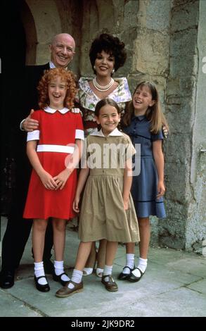 George Hearn, Joan Collins, Ashley Johnson, Camilla Belle & Emily Ann Lloyd film: Annie: A Royal Adventure (1995) personnages: Oliver 'Daddy' Warbucks, Lady Edwina Hogbottom, Annie, Molly, Hannah Directeur: Ian Toynton 18 novembre 1995 **AVERTISSEMENT** cette photographie est à usage éditorial exclusif et est le copyright de TRISTAR et/ou le photographe assigné par la Société de film ou de production et ne peut être reproduite que par des publications dans le cadre de la promotion du film ci-dessus. Un crédit obligatoire pour TRISTAR est requis. Le photographe doit également être crédité lorsqu'il est connu. Aucune utilisation commerciale Banque D'Images