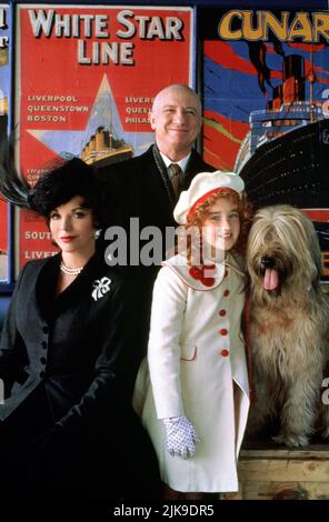 Joan Collins, George Hearn & Ashley Johnson film: Annie: A Royal Adventure (1995) personnages: Lady Edwina Hogbottom, Oliver 'Daddy' Warbucks, Annie Directeur: Ian Toynton 18 novembre 1995 **AVERTISSEMENT** cette photographie est à usage éditorial exclusif et est le copyright de TRISTAR et/ou le photographe assigné par la Société de film ou de production et ne peut être reproduite que par des publications dans le cadre de la promotion du film ci-dessus. Un crédit obligatoire pour TRISTAR est requis. Le photographe doit également être crédité lorsqu'il est connu. Aucune utilisation commerciale ne peut être accordée sans l'autorisation écrite de t Banque D'Images