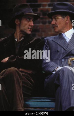 Clive Owen & Ian McKellen film: Bent (UK/JP 1997) personnages: Max, Uncle Freddie Director: Sean Mathias 10 mai 1997 **AVERTISSEMENT** cette photographie est à usage éditorial exclusif et est le copyright de LA CHAÎNE QUATRE FILMS et/ou le photographe assigné par la Société de film ou de production et ne peut être reproduite que par des publications en conjonction avec la promotion du film ci-dessus. Un crédit obligatoire est requis pour LA DISTRIBUTION DE QUATRE FILMS. Le photographe doit également être crédité lorsqu'il est connu. Aucune utilisation commerciale ne peut être accordée sans l'autorisation écrite de la Société du film. Banque D'Images