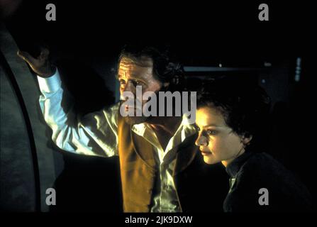 Richard Crenna & Julie Cox film: 20 000 ligues sous la mer (TV-film) personnages: Professeur Aronnax, Sophie Arronax USA 1997, / Literaturverfilmung (basé sur le livre de Jules Verne) Directeur: Michael Anderson 23 mars 1997 **AVERTISSEMENT** cette photographie est destinée à un usage éditorial exclusif et est le droit d'auteur de MARQUE DE DIVERTISSEMENT et/ou le photographe assigné par la Société de film ou de production et ne peut être reproduite que par des publications en conjonction avec la promotion du film ci-dessus. Un crédit obligatoire pour LES DIVERTISSEMENTS EST requis. Le photographe doit également être crédité lorsque kno Banque D'Images