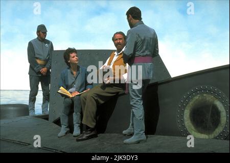 Julie Cox, Richard Crenna & Ben Cross film: 20 000 ligues sous la mer (TV-film) personnages: Sophie Arronax, Professeur Aronnax, Capitaine Nemo USA 1997, / Literaturverfilmung (basé sur le livre de Jules Verne) Directeur: Michael Anderson 23 mars 1997 **AVERTISSEMENT** cette photographie est destinée à un usage éditorial exclusif et est le droit d'auteur de MARQUE DE DIVERTISSEMENT et/ou le photographe assigné par la Société de film ou de production et ne peut être reproduite que par des publications en conjonction avec la promotion du film ci-dessus. Un crédit obligatoire pour LES DIVERTISSEMENTS EST requis. Le photographe devrait le faire Banque D'Images