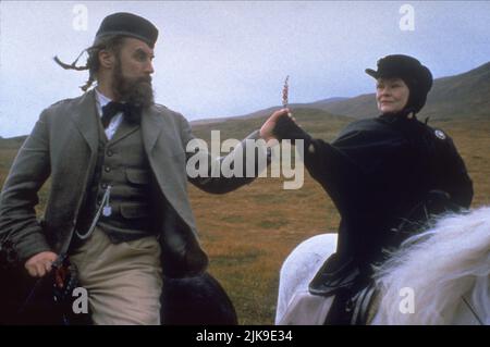 Billy Connolly & Judi Dench film: Mme Brown (UK/IRL/USA 1997) personnages: John Brown, Queen Victoria Directeur: John Madden 18 juillet 1997 **AVERTISSEMENT** cette photographie est destinée à un usage éditorial exclusif et est le copyright de BBC SCOTLAND et/ou le photographe assigné par la société film ou production et ne peut être reproduite que par des publications dans le cadre de la promotion du film ci-dessus. Un crédit obligatoire pour BBC SCOTLAND est requis. Le photographe doit également être crédité lorsqu'il est connu. Aucune utilisation commerciale ne peut être accordée sans l'autorisation écrite de la Société du film. Banque D'Images