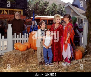 Joey Zimmerman, Emily Roeske, Kimberly J. Brown & Debbie Reynolds film: Halloweentown (1997) personnages: Dylan Piper, Sophie Piper, Marnie Piper, Aggie Cromwell Directeur: Duwayne Dunham 17 octobre 1998 **AVERTISSEMENT** cette photographie est destinée à un usage éditorial exclusif et est protégée par les droits d'auteur de DISNEY CHANNEL et/ou du photographe attribué par la Société de film ou de production et ne peut être reproduite que par des publications dans le cadre de la promotion du film ci-dessus. Un crédit obligatoire pour LE CANAL DISNEY est requis. Le photographe doit également être crédité lorsqu'il est connu. Aucune utilisation commerciale ne peut être accordée avec Banque D'Images