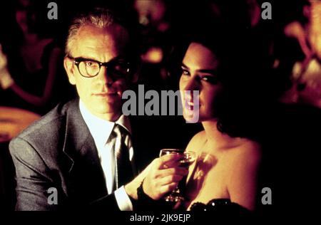 John Malkovich et Jennifer Connelly film: Mulholland Falls (USA 1996) personnages: Général Thomas Timms & Allison Pond Directeur: Lee Tamahori 26 avril 1996 **AVERTISSEMENT** cette photographie est à usage éditorial exclusif et est le copyright de MGM et/ou le photographe assigné par la Société de film ou de production et ne peut être reproduite que par des publications en conjonction avec la promotion du film ci-dessus. Un crédit obligatoire pour MGM est requis. Le photographe doit également être crédité lorsqu'il est connu. Aucune utilisation commerciale ne peut être accordée sans l'autorisation écrite de la Société du film. Banque D'Images