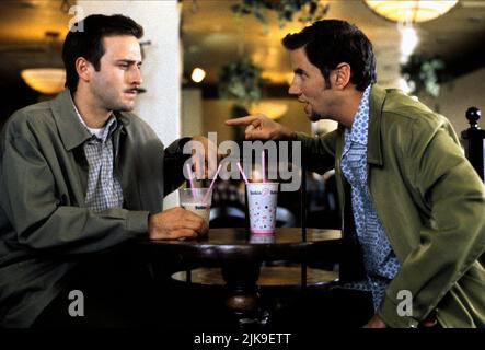 David Arquette & Jamie Kennedy film Scream 2 (USA 1997) personnages : Dwight 'Dewey' Riley & Randy Meeks réalisateur : Wes Craven 10 décembre 1997 **AVERTISSEMENT** cette photographie est à usage éditorial seulement et est la propriété intellectuelle de DIMENSION films et/ou du photographe assigné par la société de production et ne peut être reproduite que par des publications en liaison avec la promotion du film ci-dessus. Un crédit obligatoire pour DIMENSIONNER les films est requis. Le photographe doit également être crédité lorsqu'il est connu. Aucune utilisation commerciale ne peut être accordée sans autorisation écrite de The film Company. Banque D'Images