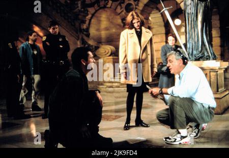 Mel Gibson, Julia Roberts & Richard donner film: Conspirat Theory (USA 1997) personnages: Jerry Fletcher, Alice Sutton & Cab Passenger (Uncréned) Directeur: Richard donner 04 août 1997 **AVERTISSEMENT** cette photographie est à usage éditorial exclusif et est le copyright de WARNER BROS. Et/ou le photographe assigné par la Société du film ou de la production et ne peut être reproduite que par des publications dans le cadre de la promotion du film ci-dessus. Un crédit obligatoire pour WARNER BROS est requis. Le photographe doit également être crédité lorsqu'il est connu. Aucune utilisation commerciale ne peut être accordée sans auteur écrit Banque D'Images