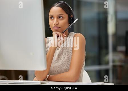 Essayez-le et dites-moi si ça a fonctionné... une jeune femme d'affaires travaillant dans un centre d'appels. Banque D'Images