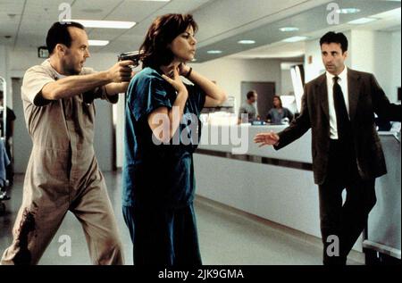 Michael Keaton, Marcia gay Harden & Andy Garcia film: Les mesures désespérées (1998) personnages: Peter McCabe,Dr. Samantha Hawkins et Frank Conner Directeur : Barbet Schroeder 30 janvier 1998 **AVERTISSEMENT** cette photographie est destinée à un usage éditorial exclusif et est protégée par les droits d'auteur des IMAGES TRISTAR et/ou du photographe attribué par la Société du film ou de la production et ne peut être reproduite que par des publications dans le cadre de la promotion du film ci-dessus. Un crédit obligatoire pour LES PHOTOS TRISTAR est requis. Le photographe doit également être crédité lorsqu'il est connu. Aucune utilisation commerciale ne peut être accordée sans un Banque D'Images