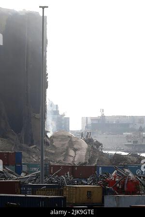 Beyrouth. 31st juillet 2022. La photo prise sur 31 juillet 2022 montre les silos à céréales du port de Beyrouth après l'effondrement de sa partie nord à Beyrouth, au Liban. La partie nord des silos à céréales du port de Beyrouth s'est effondrée dimanche après avoir été incendiés pendant des semaines, causant un énorme nuage de poussière, a rapporté l'Agence nationale de presse. Credit: Bilal Jawich/Xinhua/Alay Live News Banque D'Images