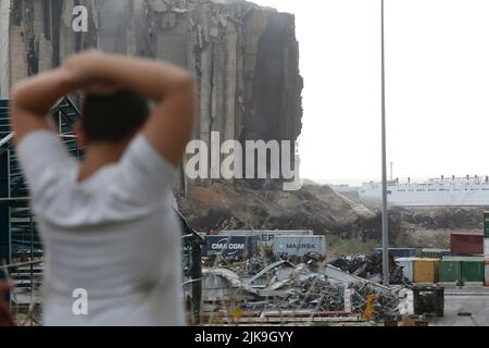 Beyrouth. 31st juillet 2022. La photo prise sur 31 juillet 2022 montre les silos à céréales du port de Beyrouth après l'effondrement de sa partie nord à Beyrouth, au Liban. La partie nord des silos à céréales du port de Beyrouth s'est effondrée dimanche après avoir été incendiés pendant des semaines, causant un énorme nuage de poussière, a rapporté l'Agence nationale de presse. Credit: Bilal Jawich/Xinhua/Alay Live News Banque D'Images