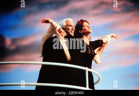 Leslie Nielsen, Melinda McGraw film: Injustement accusé (1997) personnages: Ryan Harrison,Cass Lake Directeur: Pat Proft 23 juillet 1998 **AVERTISSEMENT** cette photographie est à usage éditorial exclusif et est le copyright de WARNER BROS et/ou le photographe assigné par la Société de film ou de production et ne peut être reproduite que par des publications dans le cadre de la promotion du film ci-dessus. Un crédit obligatoire pour WARNER BROS est requis. Le photographe doit également être crédité lorsqu'il est connu. Aucune utilisation commerciale ne peut être accordée sans l'autorisation écrite de la Société du film. Banque D'Images