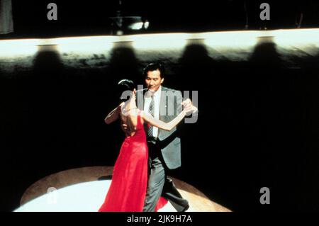 Tamiyo Kusakari & Kojo Yakusyo film Shall We Dance (1996) personnages : mai Kishikawa & réalisateur : Masayuki Suo 27 janvier 1996 **AVERTISSEMENT** cette photographie est à usage éditorial exclusif et est la propriété de NTV et/ou du photographe assigné par la société de production et ne peut être reproduite que par des publications en liaison avec la promotion du film ci-dessus. Un crédit obligatoire pour NTV est requis. Le photographe doit également être crédité lorsqu'il est connu. Aucune utilisation commerciale ne peut être accordée sans autorisation écrite de The film Company. Banque D'Images