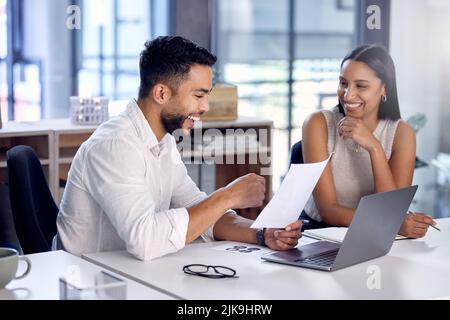 Oui, la stratégie que nous devrions utiliser. Deux collègues de travail lisent certains documents ensemble. Banque D'Images